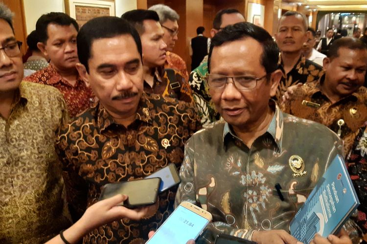 susi-pasang-muka-begini-disalahkan-mahfud-md-masa-saat-masih-jadi-anak-buah-jokowi-diungkit.jpg