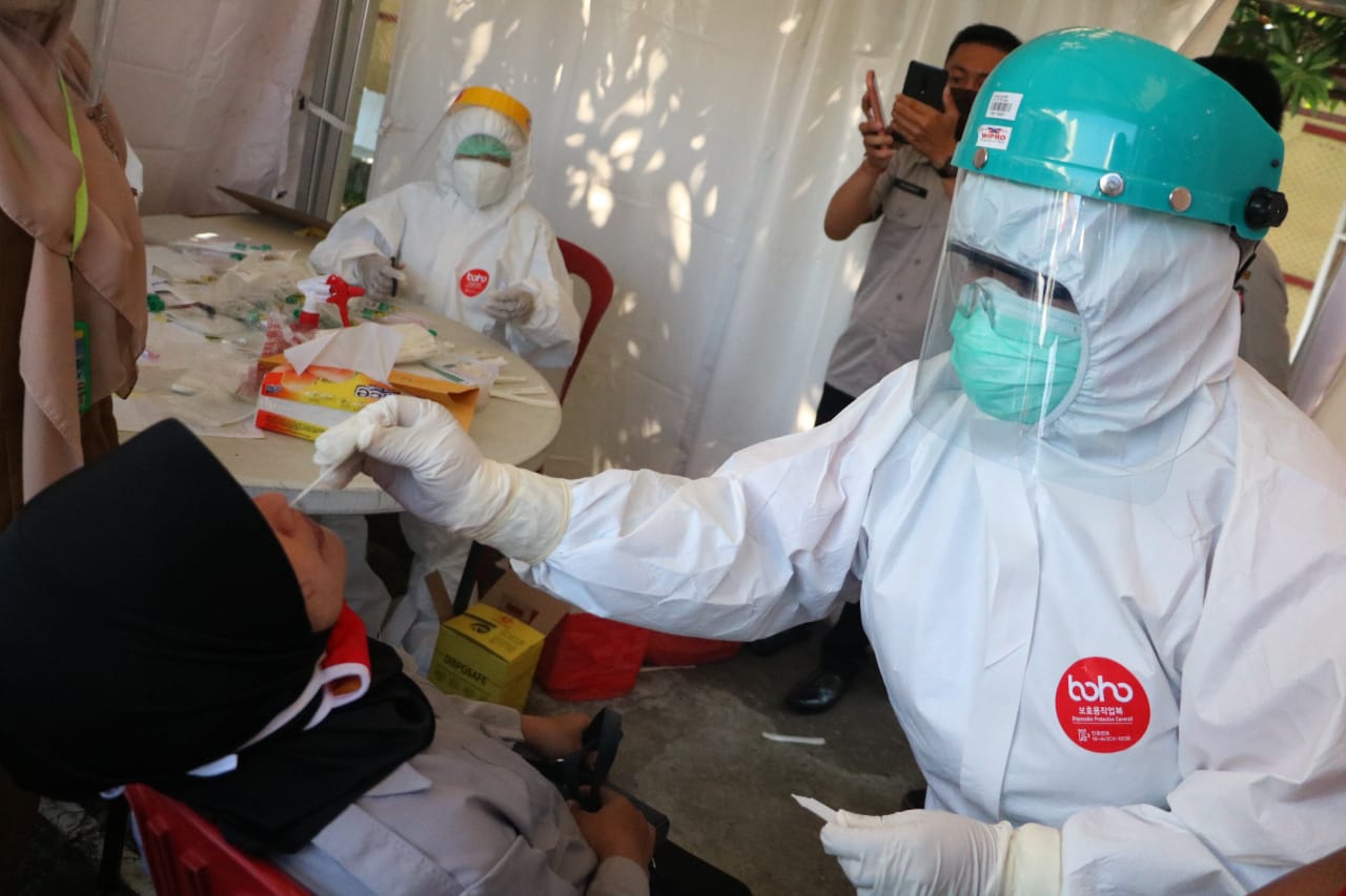 Warga Mariso Swab Test Massal di Markas Brimob KS Tubun