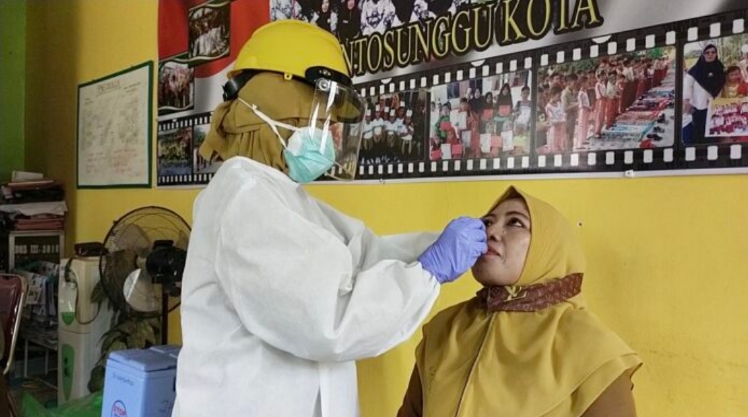 swab-test-terhadap-guru-sdn-no-48-bontosunggu-kota-jeneponto.jpg