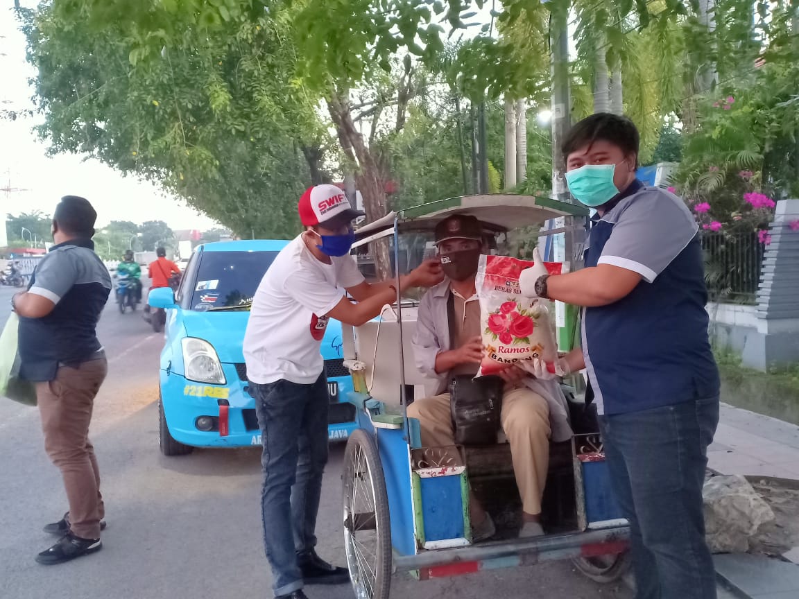 SCI Celebes Chapter Bagikan Masker dan Sembako ke Tukang Becak