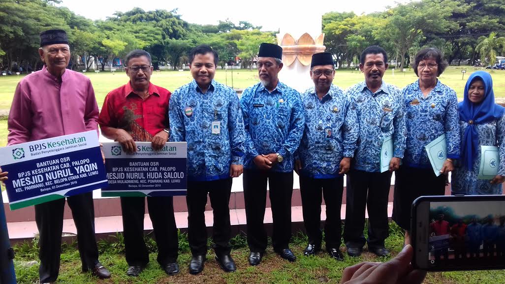 Sekda Luwu Serahkan THT dan Karip Kepada Anggota Korpri Purna Tugas