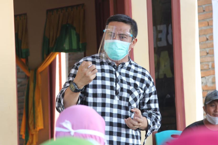 Deng Ical Bareng Warga Barombong, None di Manuruki