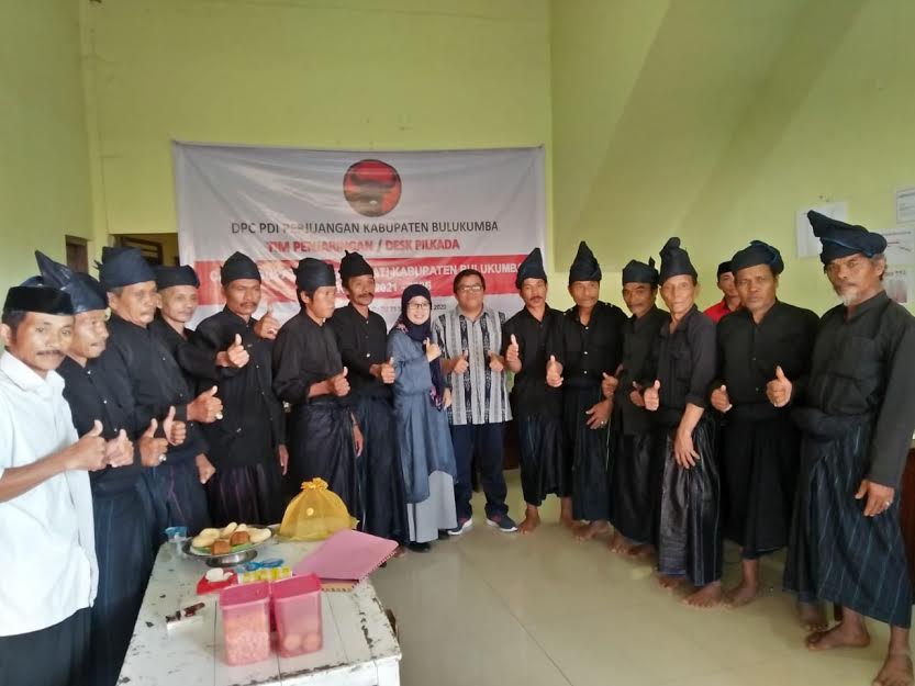 Didampingi Warga Adat Kajang, Syamsuddin Alimsyah Mendaftar PDIP Bulukumba