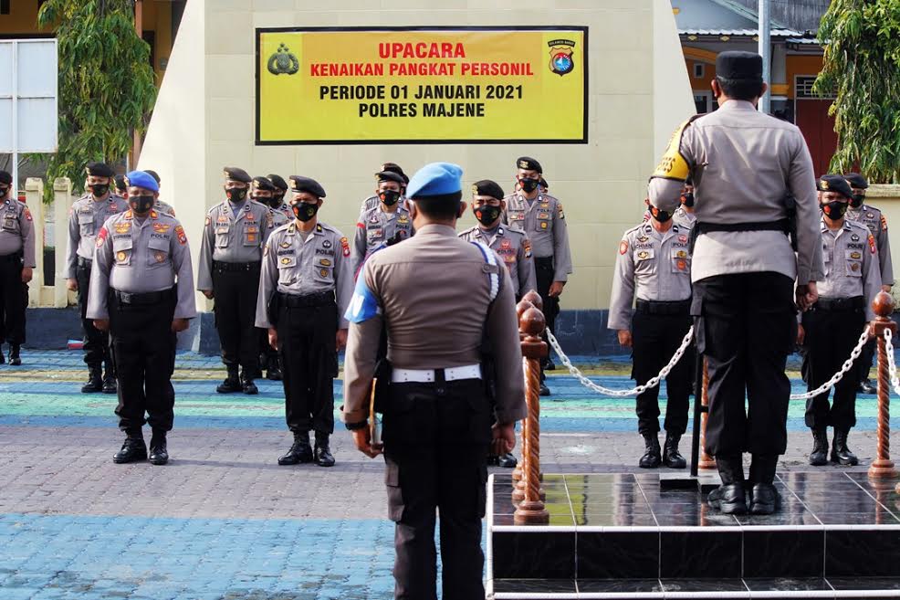 tahun-baru-2021-puluhan-personel-kepolisian-resor-majenemendapat-kado-istimewa.jpg
