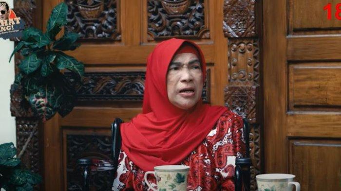 tak-mau-repotkan-orang-jika-berpulang-dorce-gamalama-sudah-siapkan-kain-kafan-dan-tanah-kuburan.jpg