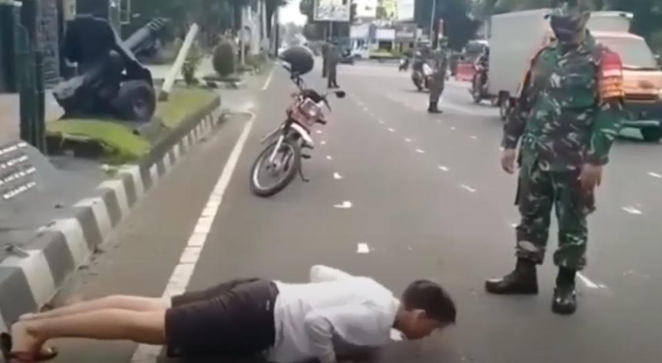 tak-pakai-masker-pria-ini-dihukum-push-up.jpg