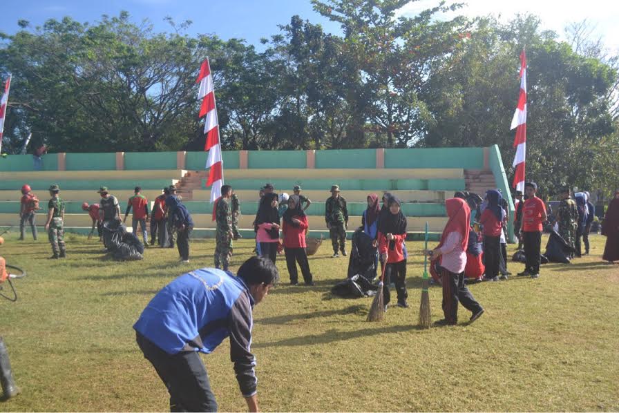 Mahasiswa KKN Unhas dan Kodim Takalar Bersih-bersih Lapangan di Akhir Pekan
