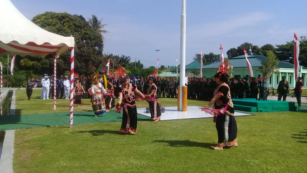 Tarian Tradisional Suku Kalumpang Saat HUT ke-73 TNI di Makorem 142 Tatag
