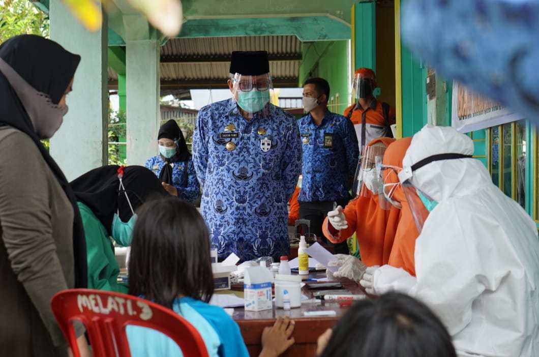 taufan-pawe-memantau-langsung-pelaksanaan-rapid-tes-massal-kamis-1792020.jpg