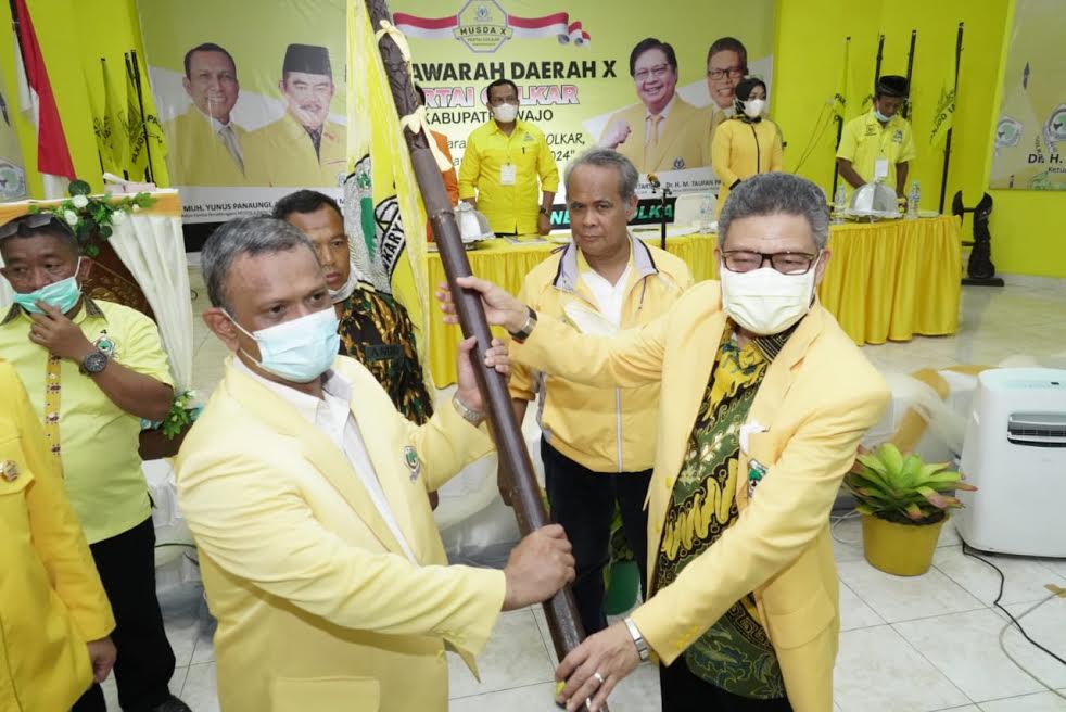 taufan-pawe-memberikan-bendara-partai-golkar-kepada-ketua-formatur-terpilih-dpd-ii-partai-golkar.jpg