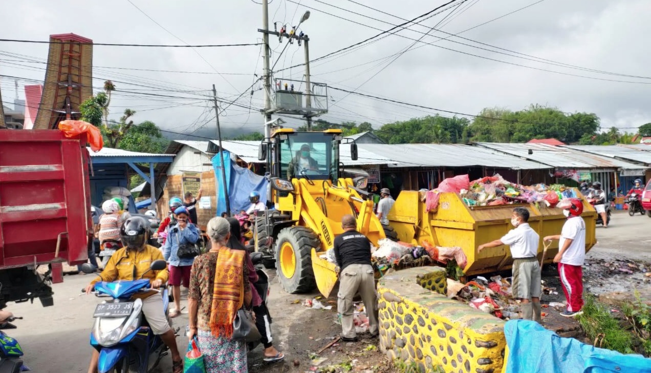team-the-za-dan-garda-jrm-angkut-sampah-busuk-di-makale-selasa-512021.jpg