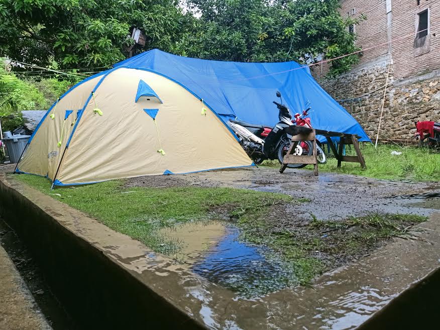 tenda-darurat-warga-di-mamuju-sulbar-diguyur-hujan-pagi-ini-selasa-222021.jpg