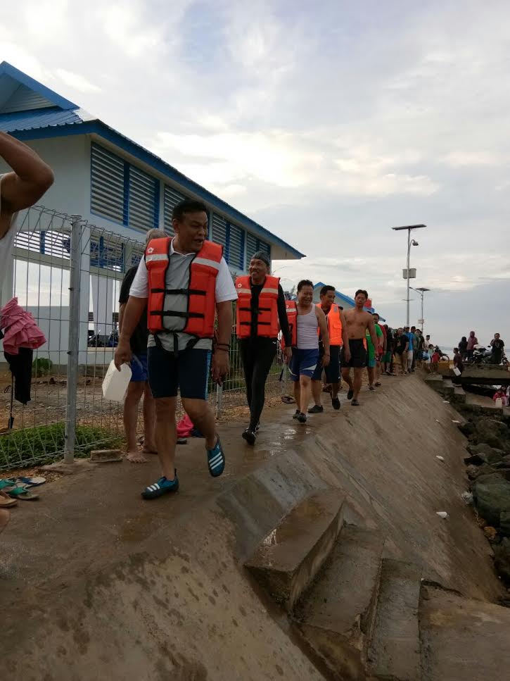 Bupati dan Wabup Bone Kompak Terapi Air Laut di Pelabuhan Bajoe