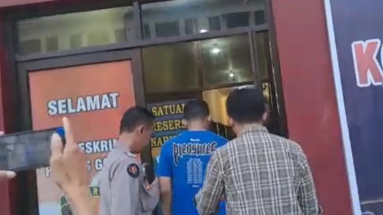 terduga-pelaku-berinisiak-HA-24-tahun-saat-menjalani-pemeriksaan.jpg
