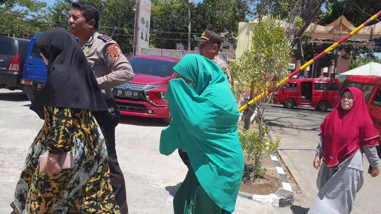 Diduga Mencuri di Pasar Karisa Jeneponto, Dua Emak-emak Diamankan Polisi