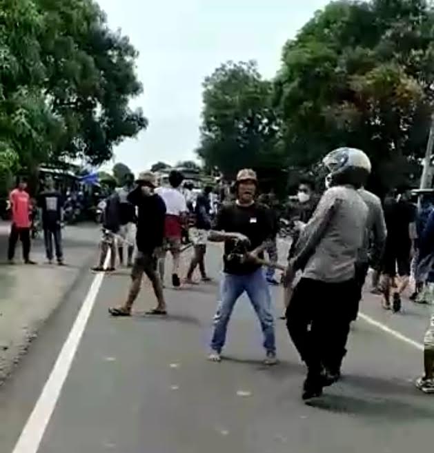 terjadi-tawuran-antar-kelompok-masyarakat-kampung-tantu-dan-kampung-lasape.jpg