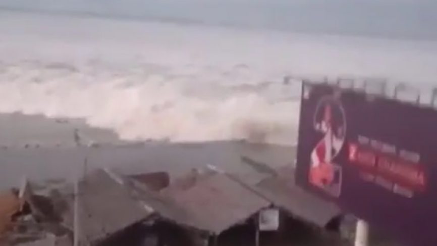 terjadinya-tsunami-di-palu-sulawesi-tengah-1_20180929_175354.jpg