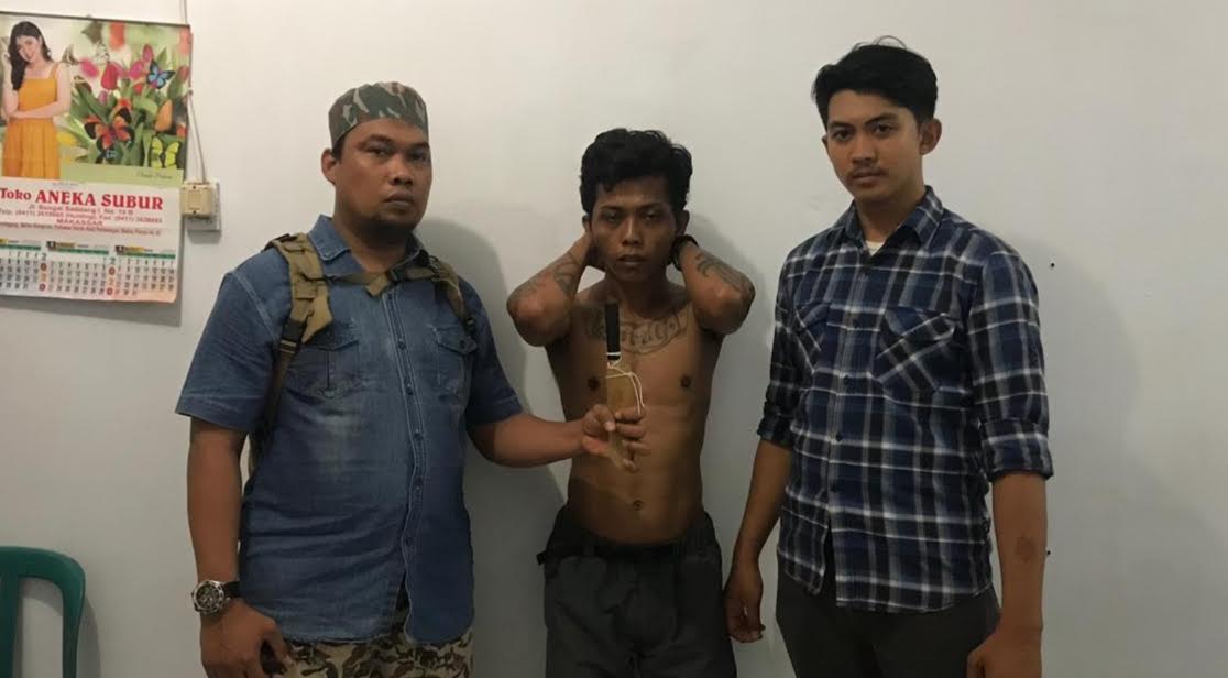 tersangka-penikaman-teman-sendiri-tengah-ardi-bin-amadin-saat-diamankan-pihak-polsek-panakkukang.jpg