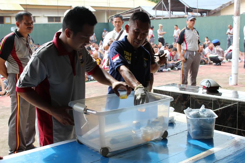 Kapolres Bone Dadak Personelnya Tes Urine - tes-urine-3_20161118_160012.jpg