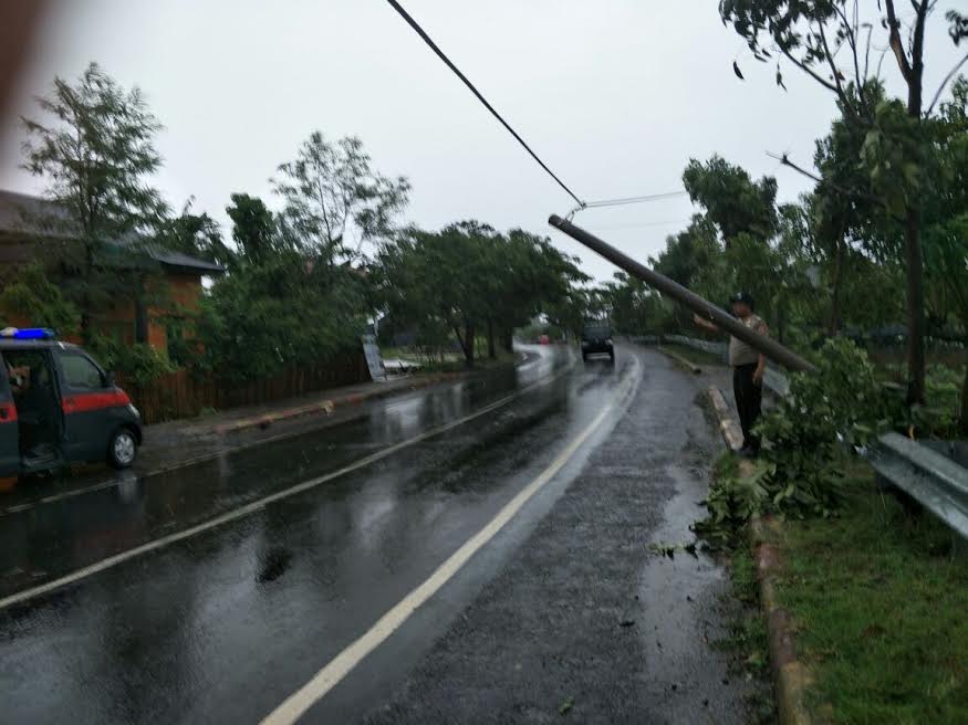 tiang-listrik-nyaris-rubuh-di-kampung-kalumpang-loe-jeneponto_20171220_121955.jpg