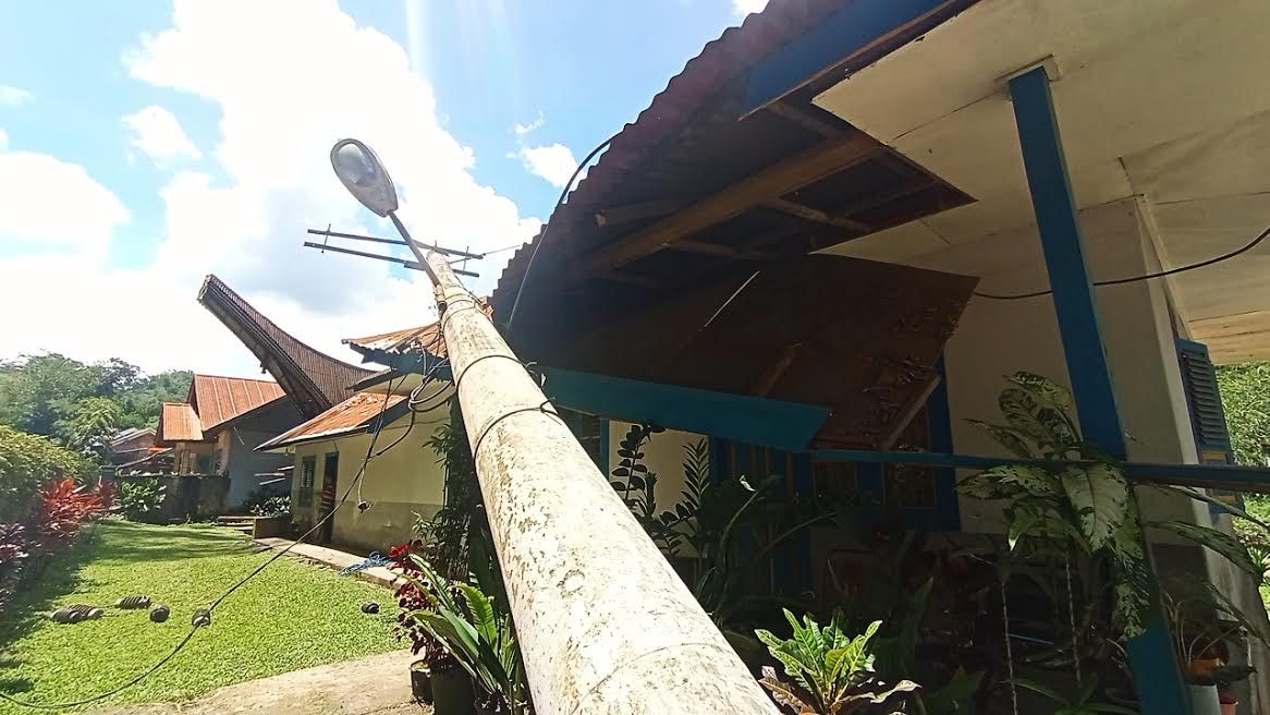 tiang-listrik-timpa-atap-rumah-warga-di-lembang-nonongan-kecamatan-sopai.jpg