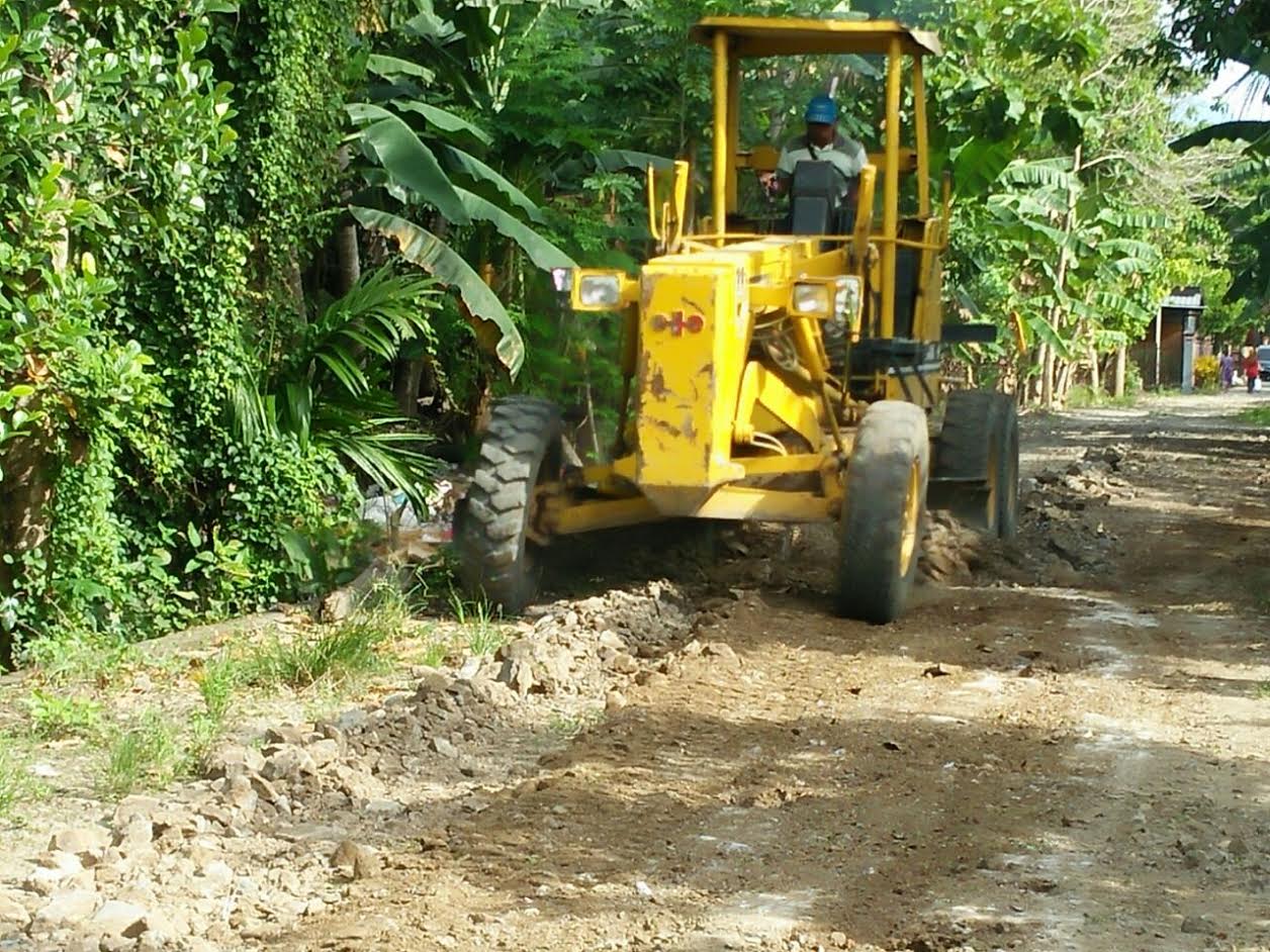 tim-abdul-latif-usman-marham-melakukan-perbaikan-jalan-di-rampusa_20180202_144217.jpg