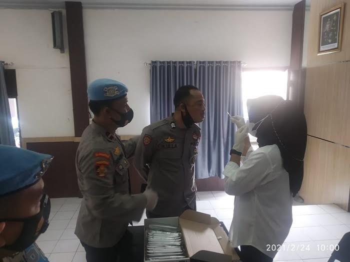 tim-bnk-sinjai-melakukan-tes-narkoba-kepada-anggota-polres-sinjai-rabu-2422021-6.jpg