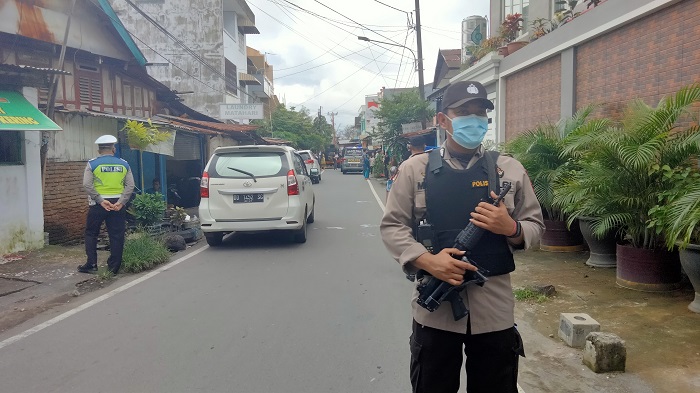 tim-densus-88-anti-teror-mendatangi-rumah-di-jl-bunga-ejaya-kecamatan-rappocini.jpg