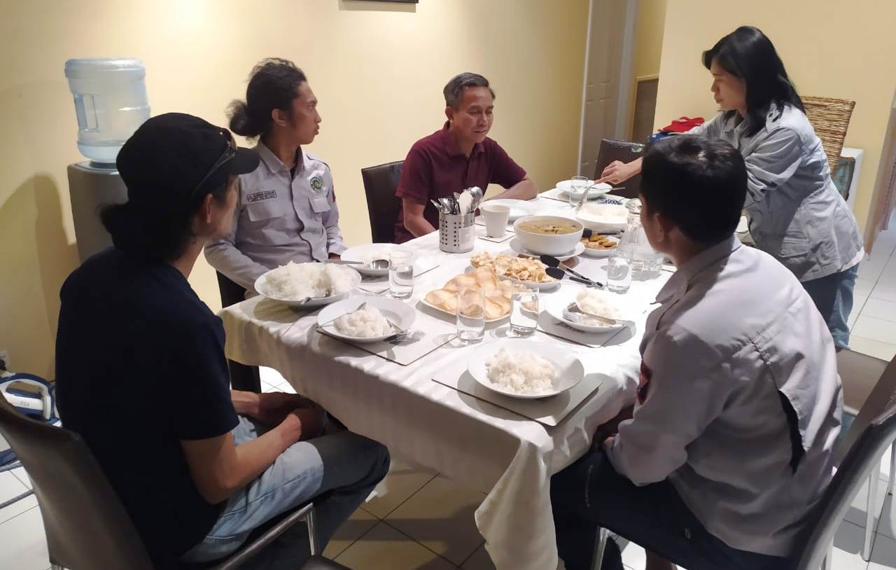 Tim EEMP 4 Mt Kosciuszko Mapala 09 ke KBRI di Canberra, Dijamu Atase Pendidikan dengan Makan Malam - tim-eemp-4-mapala-09-ft-unhas-untuk-ekspedisi-mt-kosciuszko-saat-di-kbri-1.jpg