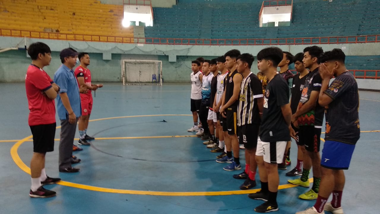 tim-futsal-pon-sulsel-mendengarkan-arahan-pelatih-sebelum-latihan-di-gor-sudiang.jpg