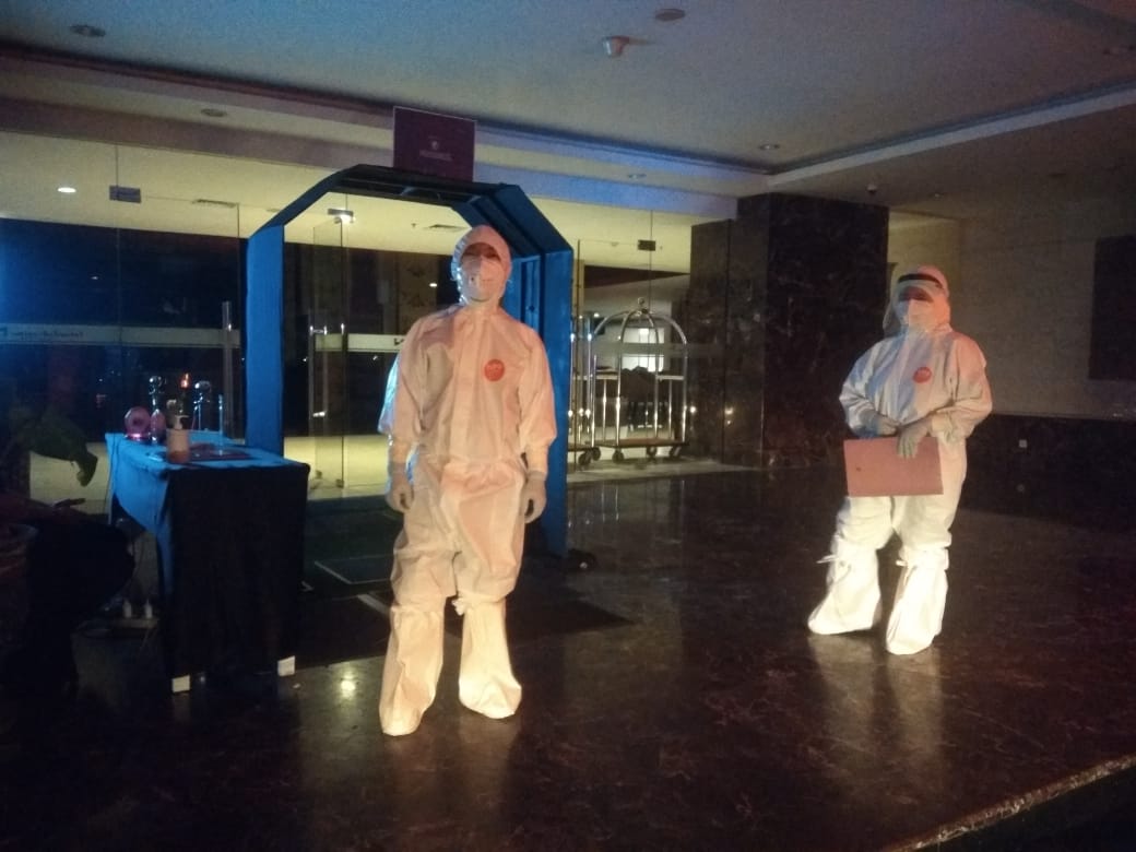 tim-gt-covid-19-enrekang-saat-melakukan-penjemputan-pasien-04-di-swiss-belhotel-makassar.jpg