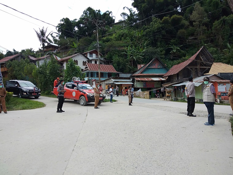 tim-gugus-tugas-melakukan-sosialisasi-pembatasan-pergerakan-pelintas-warga-masuk-mamasa.jpg