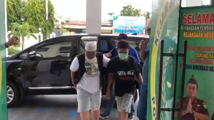 tim-intel-kejati-sulawesi-barat-sulbar-mengeksekusi-terpidana-pencabulan-mamank-lukman.jpg