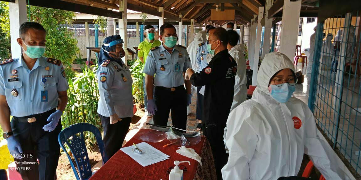 tim-medis-puskemas-pattallassang-mengambil-swab-kepada-petugas-dan-narapidana.jpg