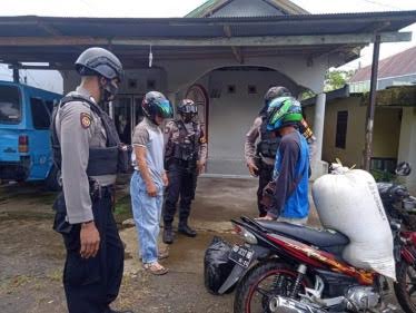 tim-patmor-polres-bulukumba-mengamankan-ratusan-liter-miras-tradisional-jenis-ballo.jpg