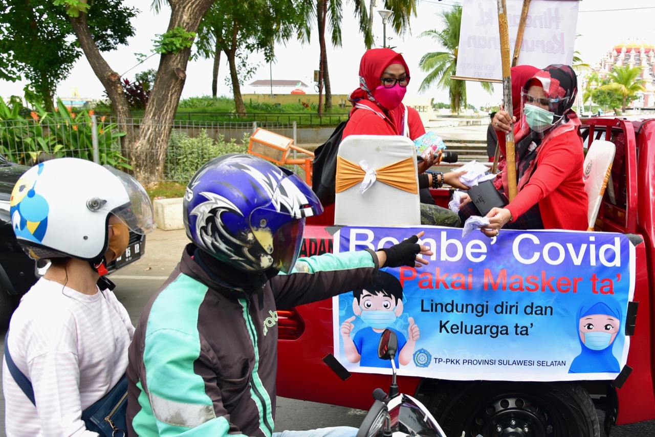 tim-penggerak-pkk-sulsel-bersama-perseroda-mensosialisasikan-penggunaan-masker.jpg
