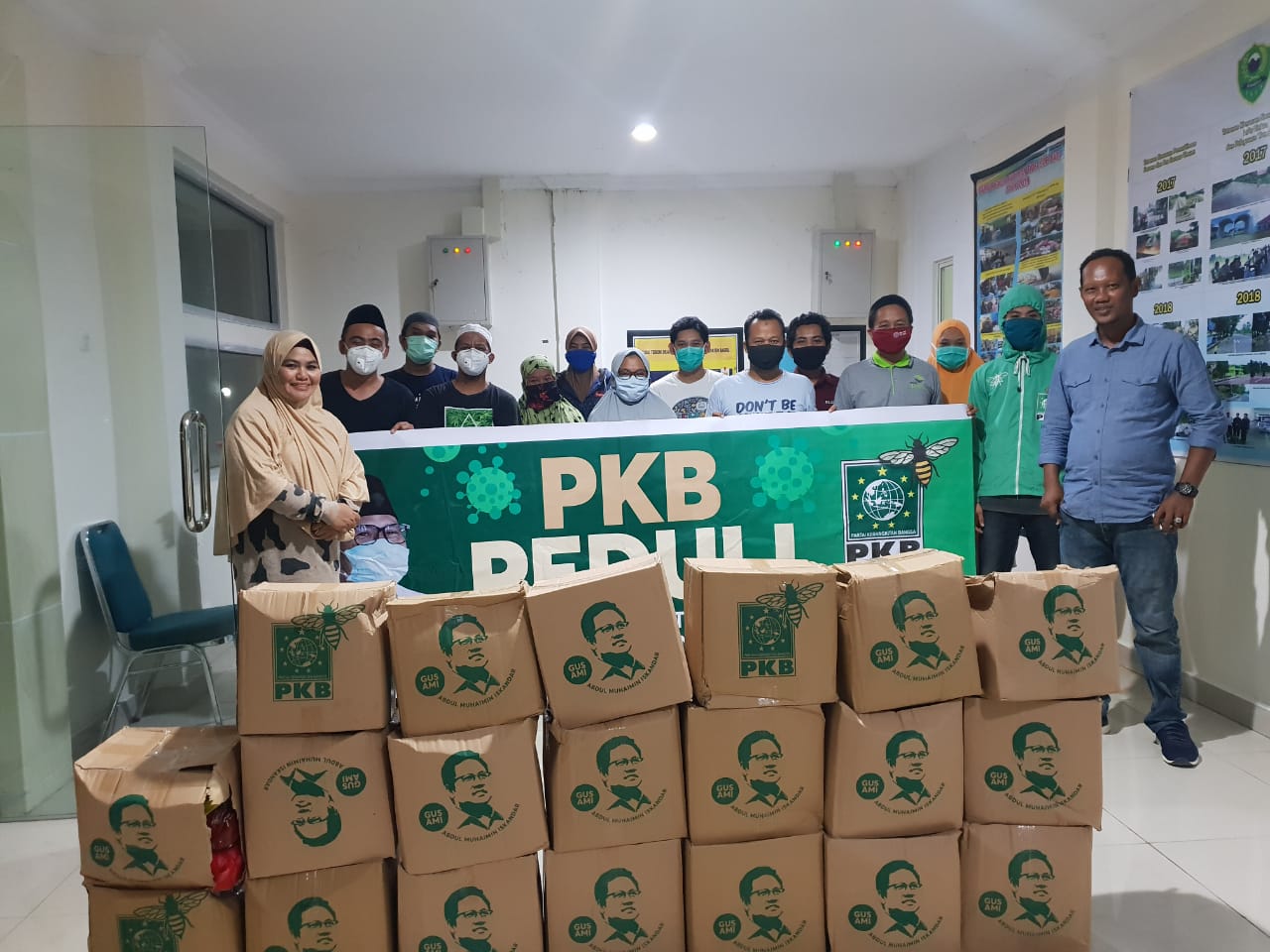 tim-pkb-peduli-foto-bersama-disela-sela-penyaluran-paket-bantuan.jpg