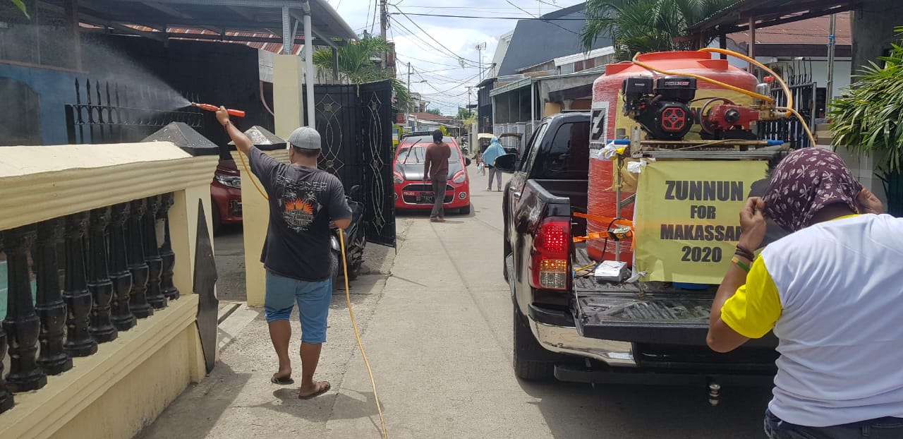 tim-relawan-andi-zunnun-nurdin-halid-melakukan-penyemprotan-cairan-disinfekatan.jpg