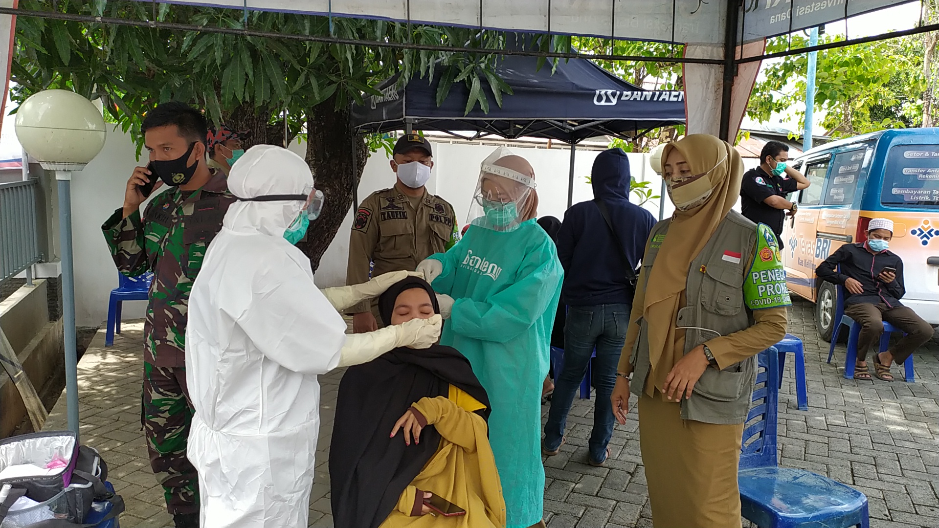 tim-satgas-covid-19-bantaeng-saat-melakukan-swab-test-di-kantor-bri-cabang-bantaeng.jpg