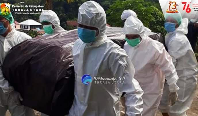 tim-satgas-covid-19-toraja-utara-memakamkan-pasien-covid-19-kamis-712021.jpg
