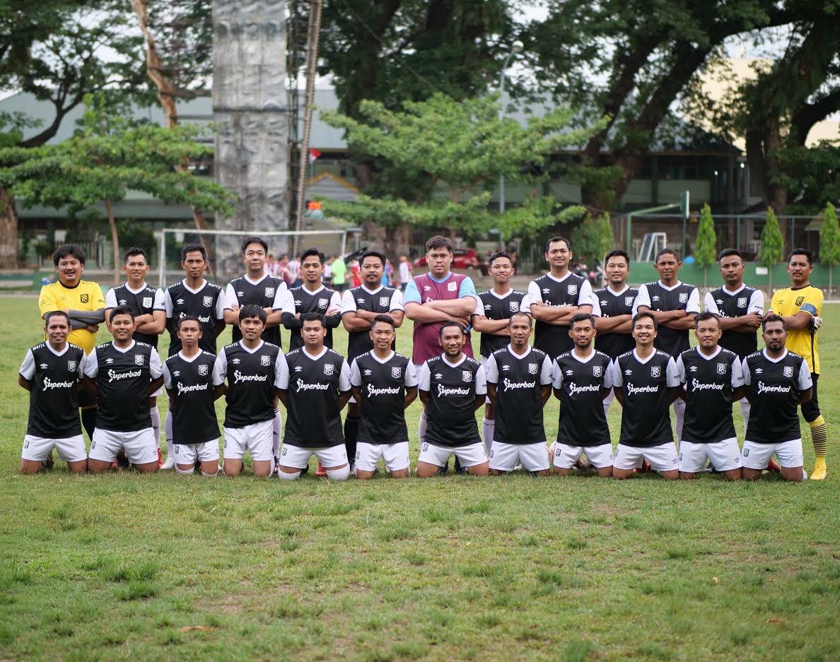 tim-superbad-fc-berfoto-bersama-sesaat-sebelum-laga-ujicoba-melawan-bedah-unhas-fc.jpg