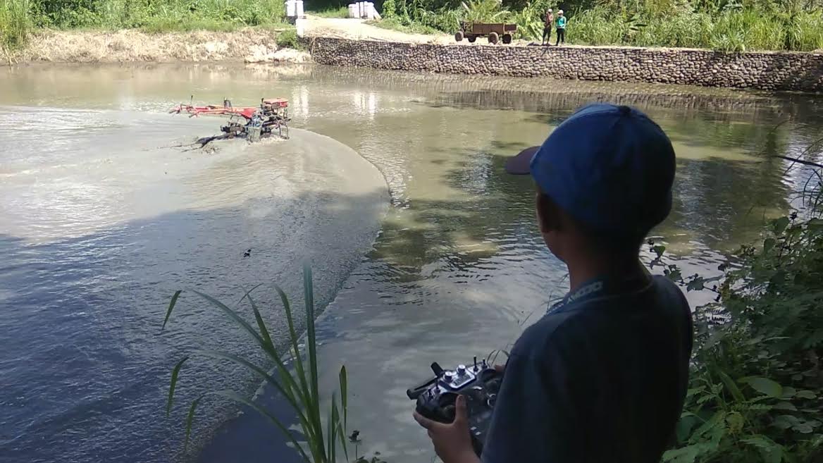 Tak Tamat SD, Udin Warga Desa Mappesangka Bone Berhasil Buat Traktor Remote Control