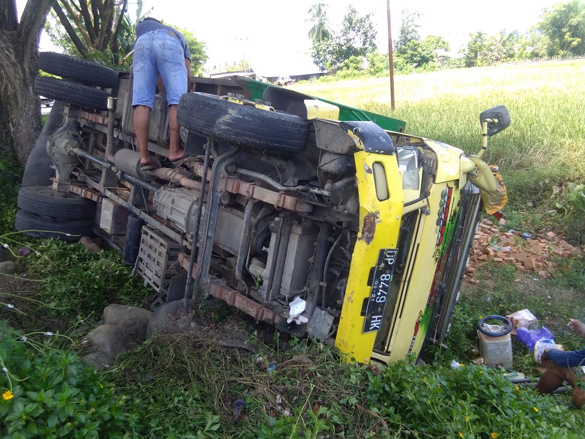 truk-bermuatan-batu-bata-terbalik-di-jalan-trans-sulawesi-karetan.jpg