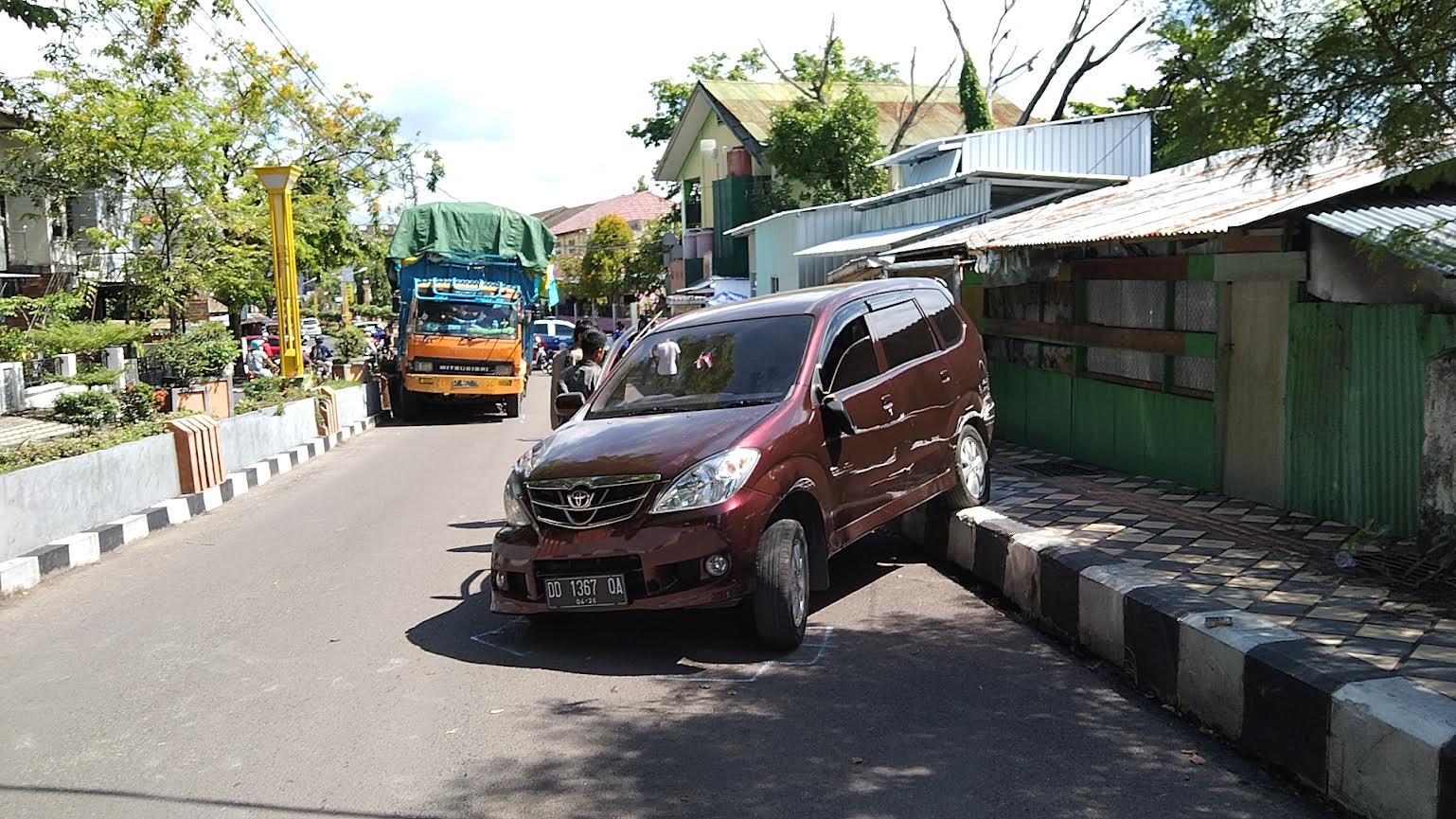 truk-mundur-terjadi-kecelakaan-di-jalan-andi-mappatola-61102021.jpg