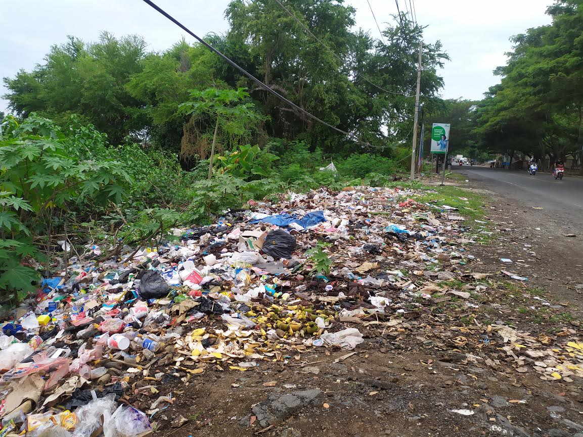 Sampah di Pinggir Jalan Desa Biangkeke Bantaeng Makin Menumpuk