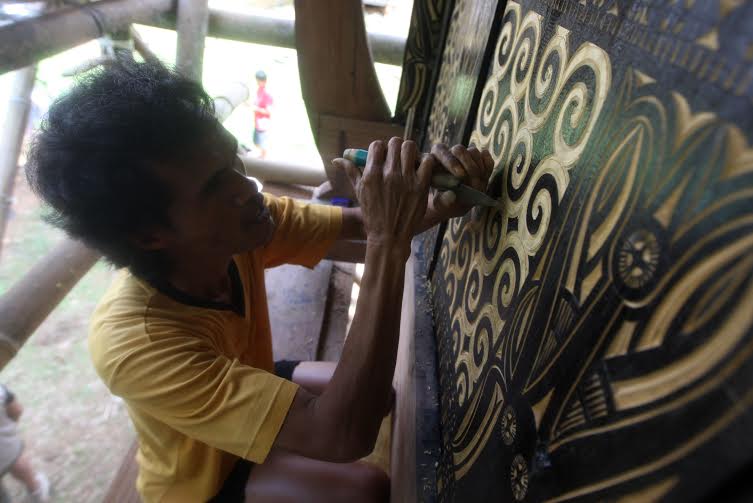 FOTO: Pa'Sura Ukir Dinding Tongkonan di Toraja Utara, Upah Ratusan Juta - ukir-tongkonan-3_20160529_233420.jpg