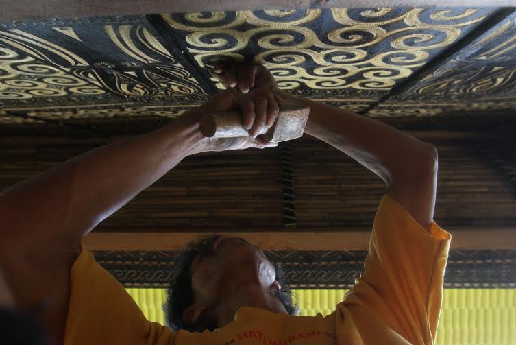 FOTO: Pa'Sura Ukir Dinding Tongkonan di Toraja Utara, Upah Ratusan Juta - ukir-tongkonan-5_20160529_233633.jpg