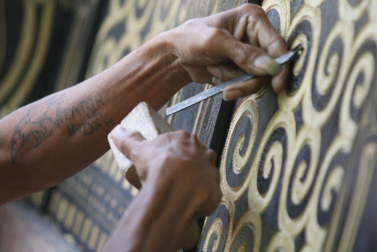 FOTO: Pa'Sura Ukir Dinding Tongkonan di Toraja Utara, Upah Ratusan Juta - ukiran-tongkonan_20160529_233312.jpg
