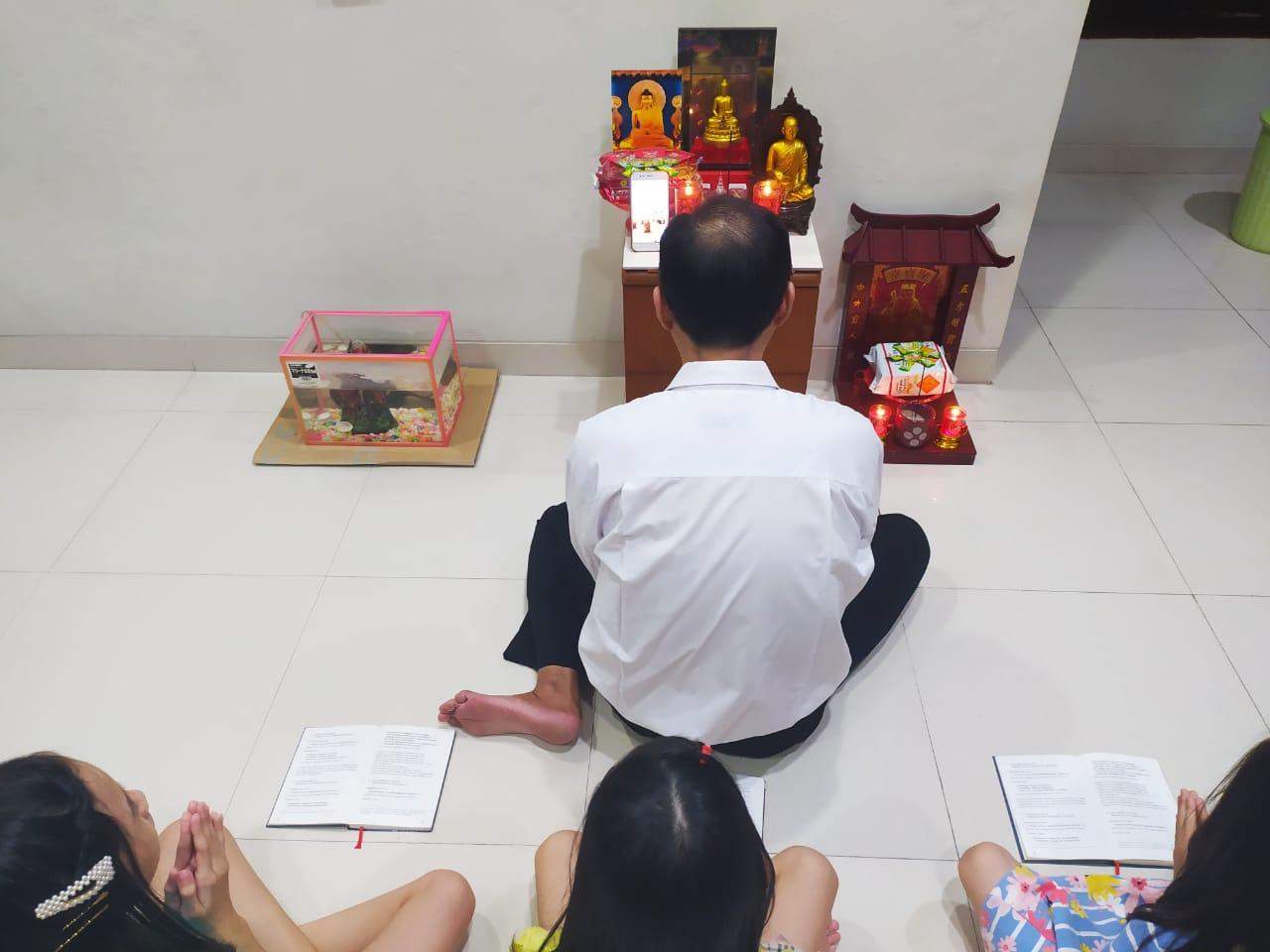 umat-buddha-melakukan-puja-bakti-trisuci-waisak-2564-b.jpg