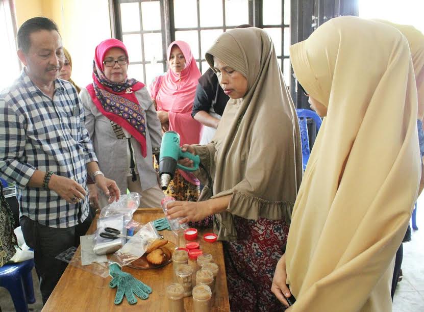 Tingkatkan Nilai Ekonomi Salak, Dosen Unibos Ajar Warga Pinrang Buat Selai